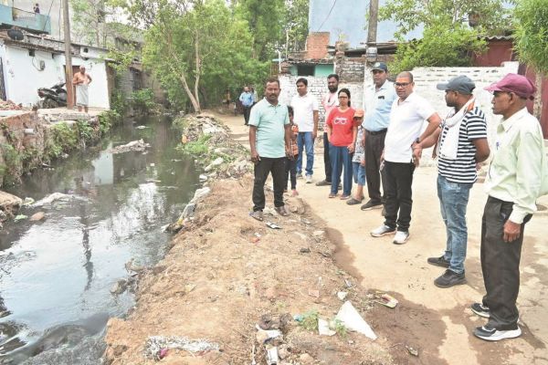 बरसात पूर्व तैयारियों का निगम आयुक्त ने किया निरीक्षण