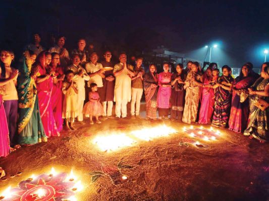 गंगा दशहरा पर मां महामाया सरोवर में गंगा आरती व दीपदान