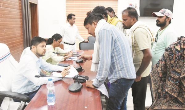 ग्रामीणों ने नहर पर बने पुल का पुनर्निर्माण कराने जनदर्शन में दिया आवेदन