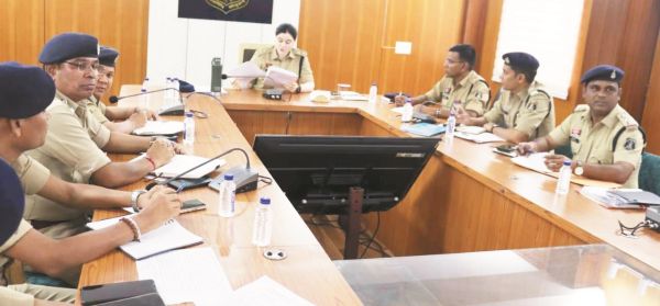 थाना प्रभारियों व फील्ड आफिसरों को एसपी ने किया जागरूक