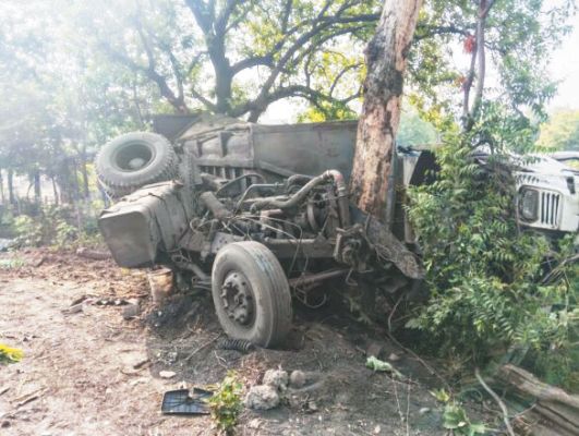 स्कूल के मेन गेट को तोडक़र कोयले से लदा ट्रक पलटा