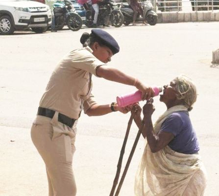 तेज धूप में महिला सिपाहीने वृद्ध महिला को पिलाया पानी