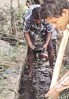 खुद करनी पड़ी नाली की सफाई, नियमित सफाई की उठी मांग