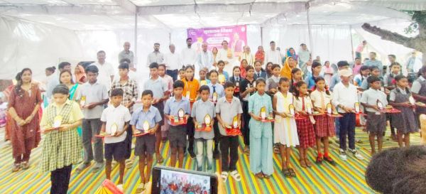 सुशासन तिहार: अमडीहा शिविर में मेधावी विद्यार्थियों का सम्मान