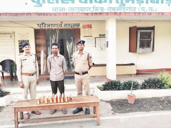 बैग में रखकर शराब बिक्री, गिरफ्तार