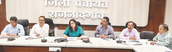 जिपं सीईओ ने की योजनाओं व कार्यों की समीक्षा