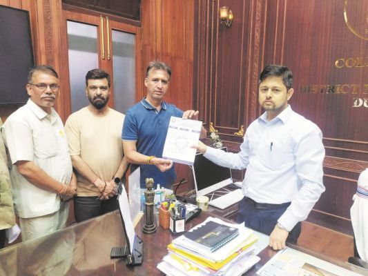 नवीन ट्रेड लाइसेंस व्यवस्था पर कारोबारियों ने रखा सुझाव, जिलाधीश को सौंपा ज्ञापन
