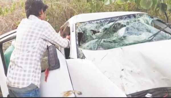 बेकाबू कार पेड़ से टकराई, चालक की मौत