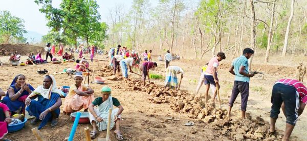 मनरेगा:  2588 निर्माण कार्यों से ग्रामीणों को मिल रहा रोजगार