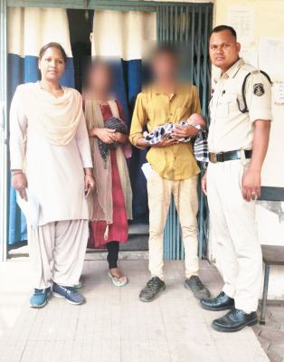 डेढ़ माह के मासूम को पुलिस ने दिया सहारा
