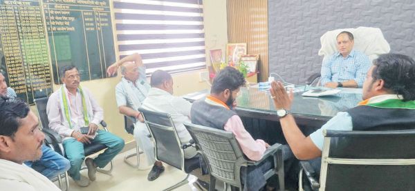 शहर कांग्रेस ने नगर हित के मुद्दों पर सीएमओ से की मुलाकात
