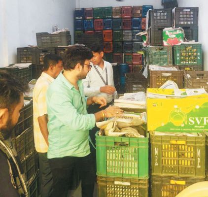 तीन दिन में 52 फ्रूट फर्मों का निरीक्षण, 105 किलो सड़े आम व केले नष्ट