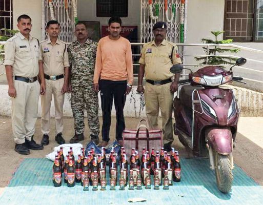 स्कूटी में शराब खपाने जा रहे युवक को पुलिस ने पकड़ा