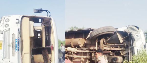  रफ्तार ट्रक यात्री बस को टक्कर मार डिवाइडर पर चढ़ा,  केबिन में फंसा चालक 