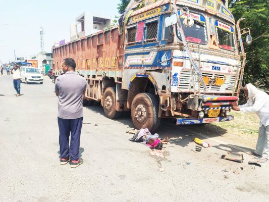 बीमार बेटी के लिए नाश्ता लेने गई थी, बिना चालक के ट्रक ने कुचला, मौत