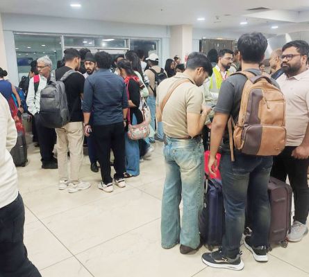 हैदराबाद, दिल्ली से नागपुर प्लेन और फिर कैब-बस से रायपुर पहुंचे 200 यात्री