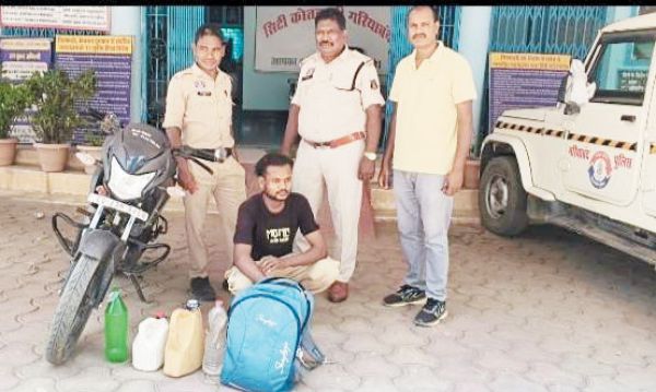 कच्ची महुआ शराब संग युवक गिरफ्तार, बाइक भी जब्त
