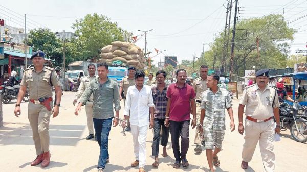 ढाबे पर आधी रात छापा: शराब-चाकू बरामद, 5 गिरफ्तार, निकाला जुलूस