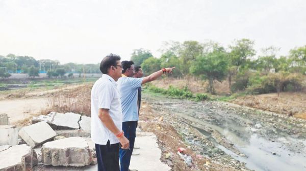  बरसात से पहले नालों की सफाई महापौर ने किया निरीक्षण