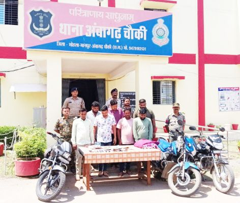 जंगल में जुआ खेलते 8 आरोपी पकड़ाए 