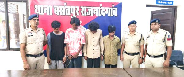 राहगीरों से पैसों की मांग-मारपीट, 4 नाबालिग समेत 8 गिरफ्तार