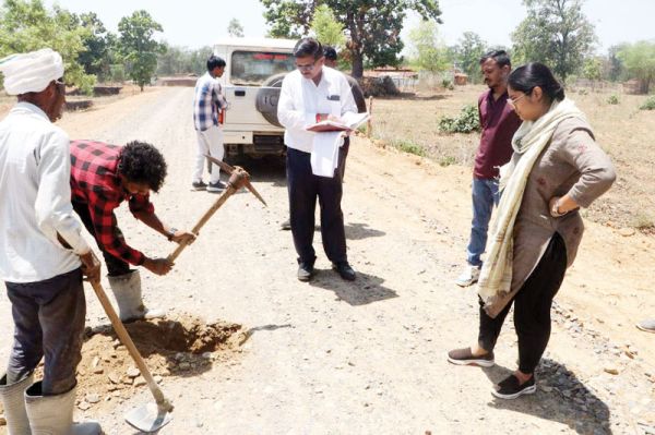 सुबह सडक़ों पर उतरीं कलेक्टर, निर्माण कार्यों की गुणवत्ता परखी