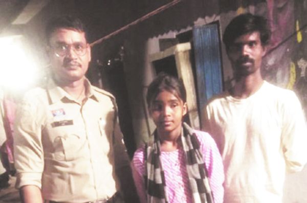आधी रात भटक रही बच्ची को पुलिस ने परिजनों से मिलाया
