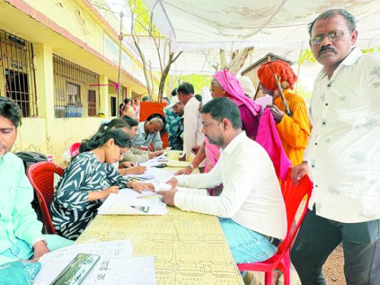  सुशासन तिहार में डुंडेरा के विकास को लेकर पूर्व एल्डरमेन ने सौंपा मांग पत्र