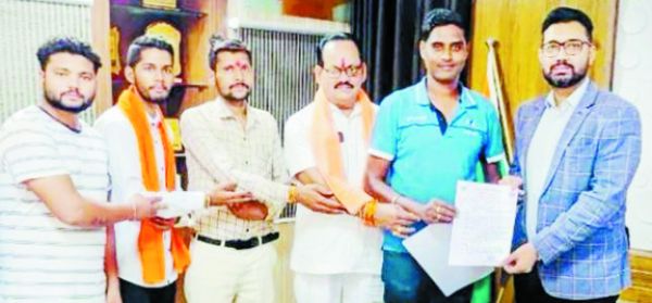 मूल स्वरूप में गणेश प्रतिमा विराजित करने विहिप ने सौंपा ज्ञापन