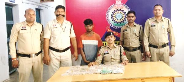 पंताजंलि स्टोर्स से नगदी चोरी, गिरफ्तार