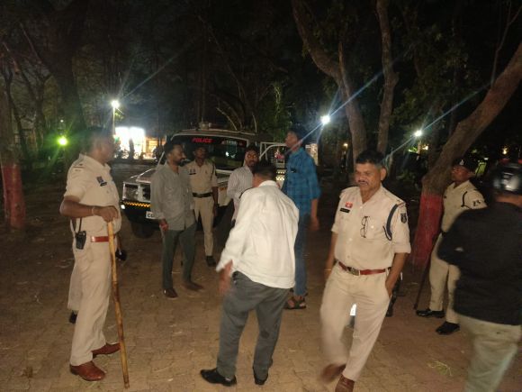 खुले में शराबखोरी और अड्डेबाजी पर दुर्ग पुलिस का शिकंजा, 55 प्रकरण दर्ज