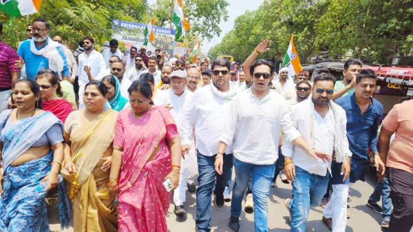 नाबालिग प्रताडऩा : पुलिसकर्मियों पर अपराध दर्ज की मांग को लेकर कांग्रेस ने घेरा एसपी दफ्तर
