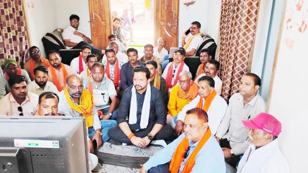 विक्रांत ने वनांचल कुम्हरवाड़ा में सुनी पीएम के मन की बात