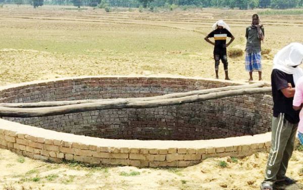 खेत के कुएं में गिरने से बालिका की मौत