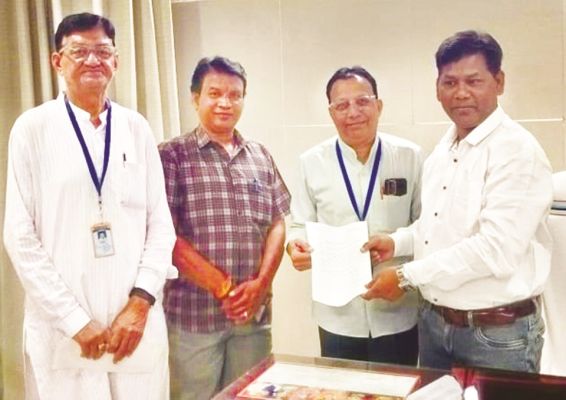 इंटरकॉम सुविधा के लिए सिविल सर्जन को सौंपा ज्ञापन