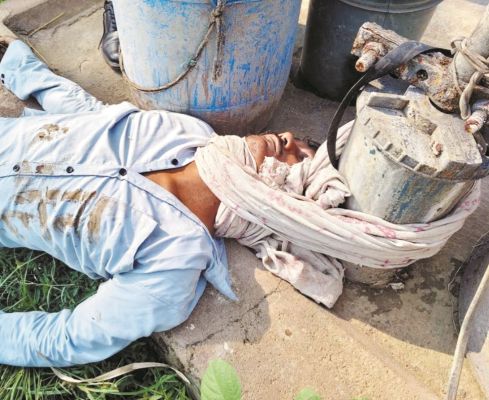 युवक की अर्धनग्न लाश मिली, हत्या की आशंका