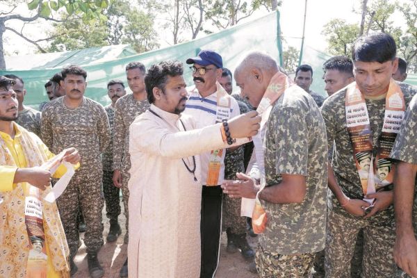 वीर जवानों का सम्मान, दुर्गम जंगल पहुंचे डॉ. प्रेमा साई