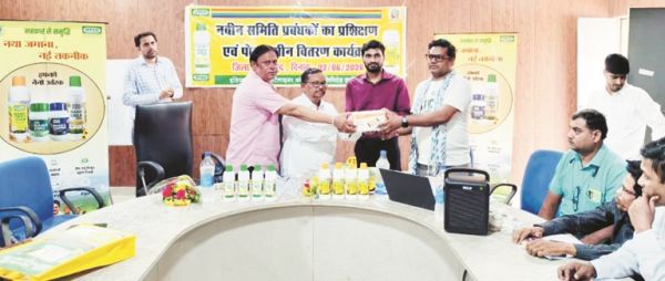 नवीन समिति प्रबंधकों को मिला पॉस मशीन