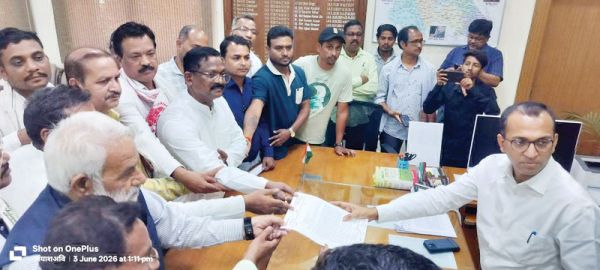 नायब तहसीलदार मारपीट: कांग्रेस ने सौंपा ज्ञापन, राष्ट्रपति शासन लगाने की मांग