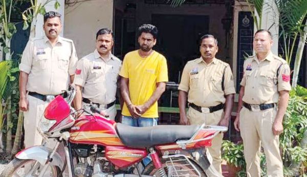 कोर्ट परिसर से बाइक पार