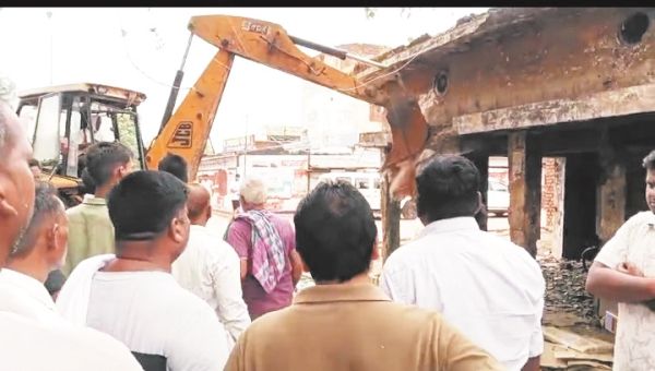 खुर्सीपार में जर्जर भवन पर चला निगम का बुलडोजर