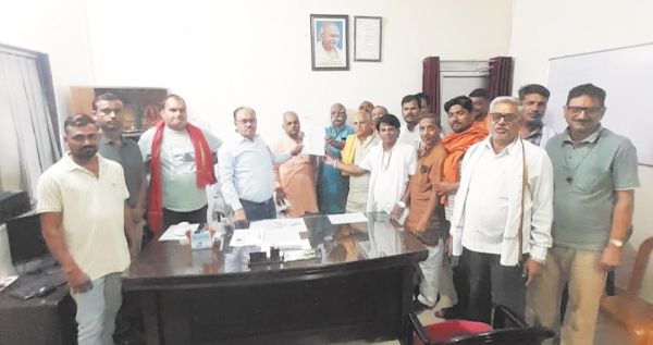 अवैध कब्जा व अतिक्रमण को हटाने सीएमओ को सौंपा ज्ञापन