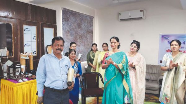 एनटीपीसी लारा ने दिव्यांगों को कृत्रिम अंग किया वितरित