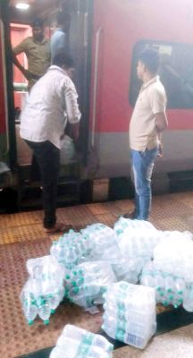 अवैध वेंडर, जीआरपी ने ट्रेन से ब्रांडेड पानी की बोतलें उतरवाई