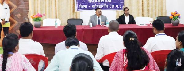 पैरालीगल वालंटियर्स की मासिक समीक्षा बैठक