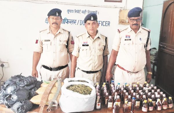 दुर्ग पुलिस का सर्च ऑपरेशन गांजा, शराब और 2 तलवार बरामद