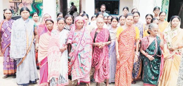 झिकीपाली में शराब दुकान हटाने की मांग, महिलाओं ने दी आंदोलन की चेतावनी