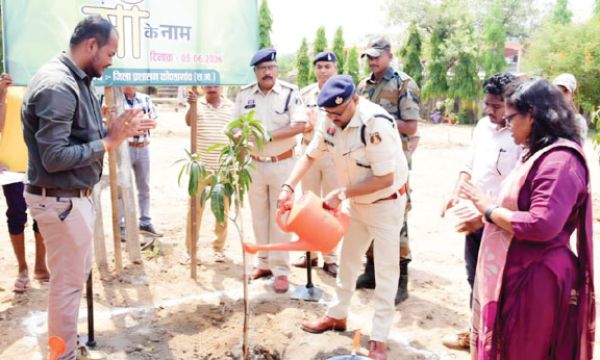 कलेक्टर-एसपी सहित अफसरों-कर्मियों ने किया पौधरोपण