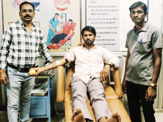 बुजुर्ग मरीज के लिए रक्तदान