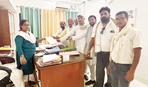 किसान नेताओं ने सौंपा ज्ञापन